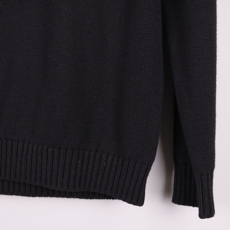 Närbild på koftans nederkant och ärmslut