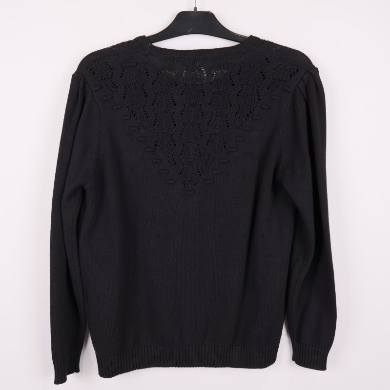 Baksidan av svart kofta med spetsmönster upptill