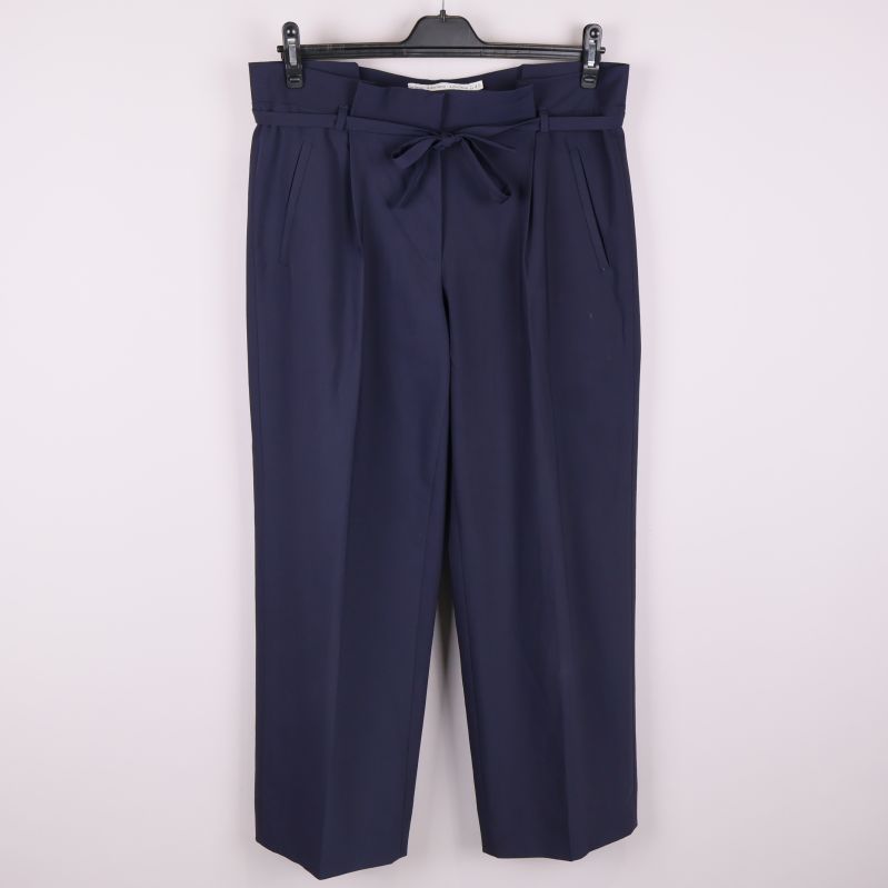 Mörkblå dressbyxa med knytskärp hängande rakt fram