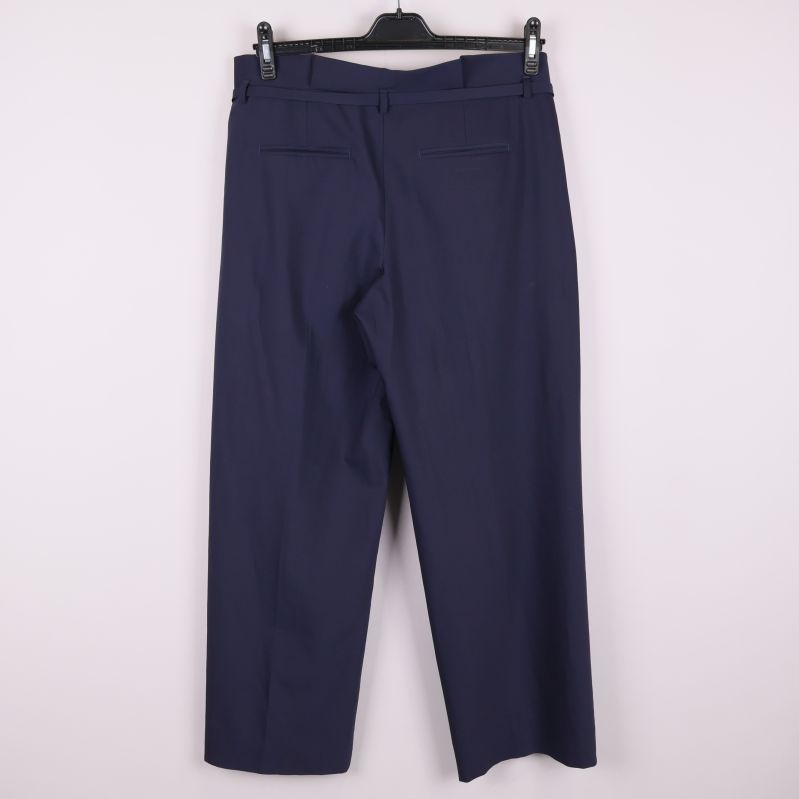 Baksida av mörkblå dressbyxa med passpoalfickor