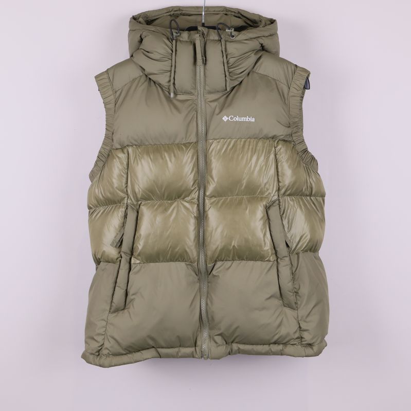 Framsidan av grön vadderad väst med huva och fickor