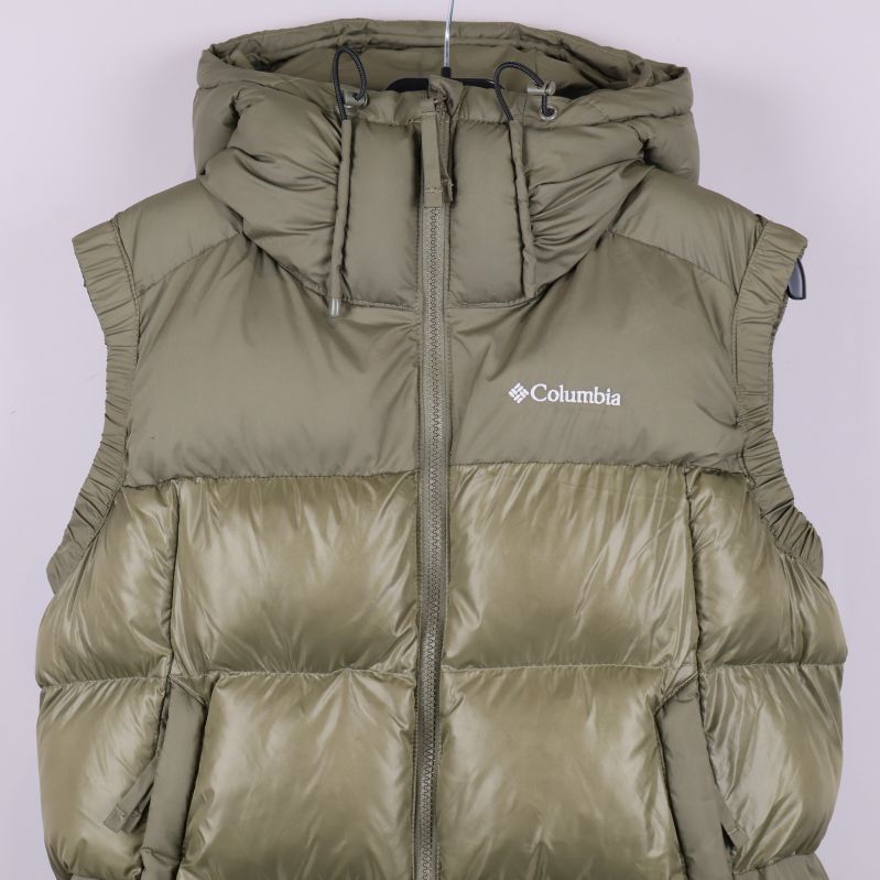 Närbild på huva och övre del av väst med Columbia-logga