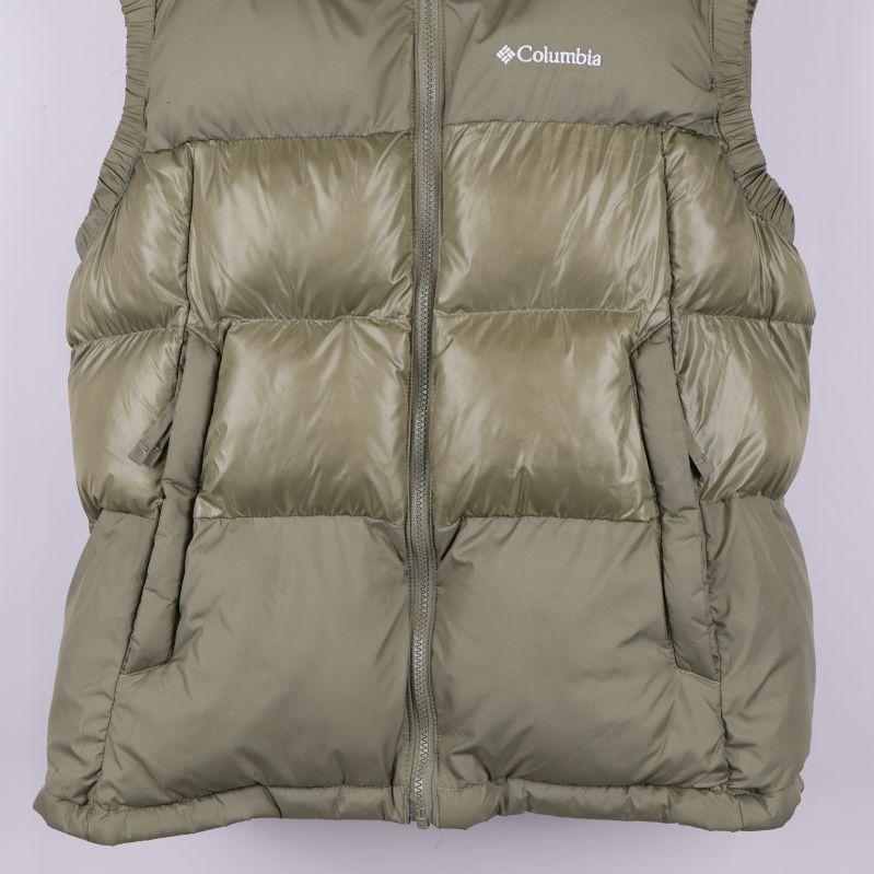 Närbild på nedre delen av väst och fickor med dragkedja