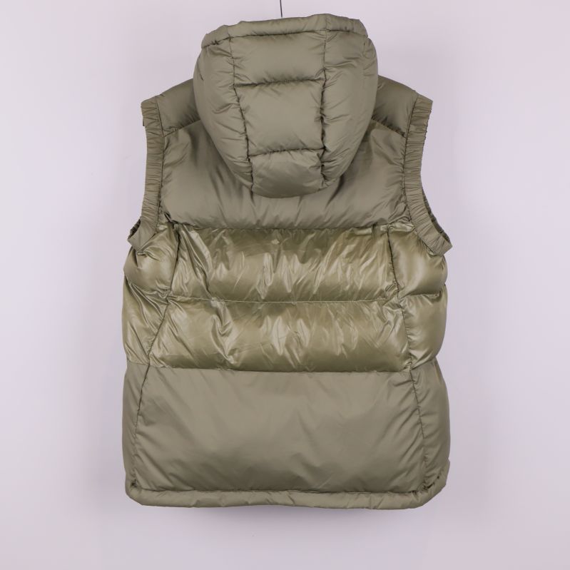 Baksidan av grön vadderad väst med quiltad sömnad