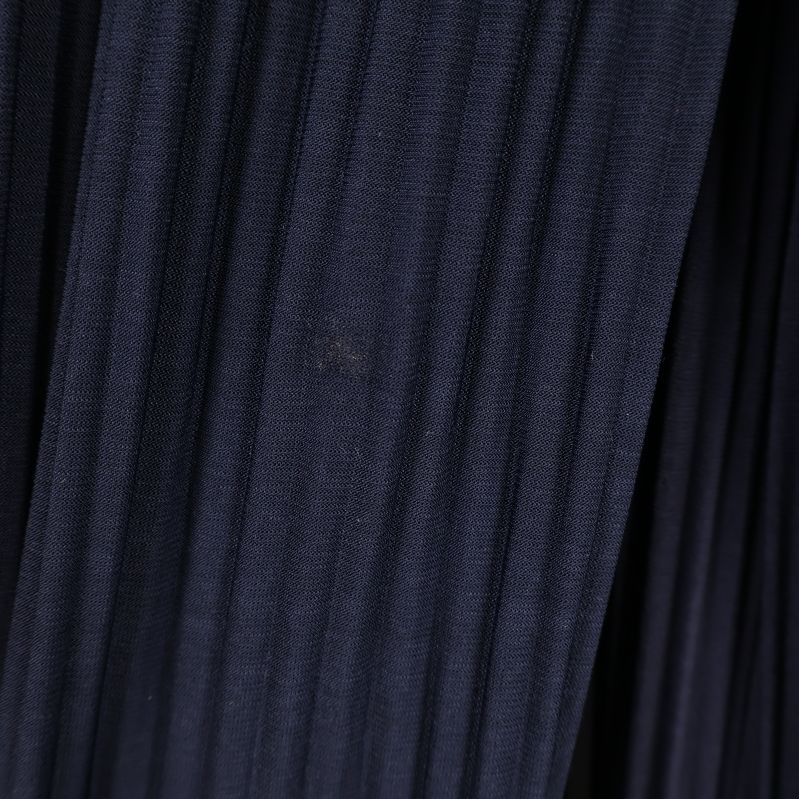 Liten fläck synlig på höger knä av byxdressen