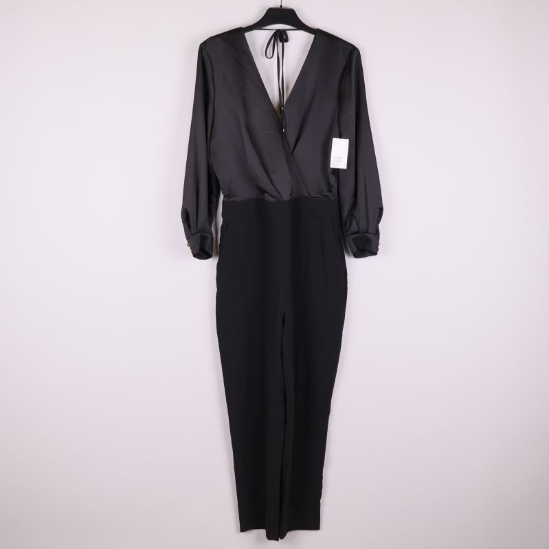 Svart långärmad byxdress med djup v-ringning