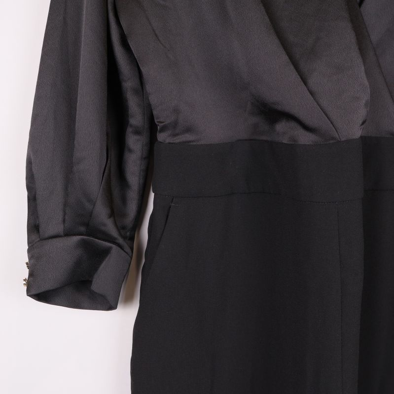 Närbild på ärm och midja av svart byxdress