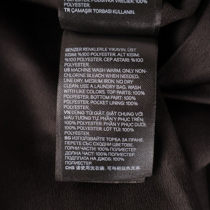 Materialetikett med detaljer om polyesterinnehåll