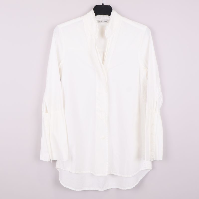 Vit långärmad skjorta med ståkrage och knappar