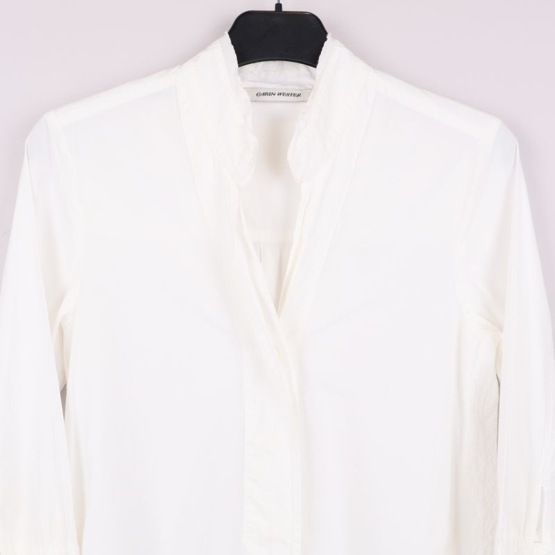 Närbild på skjortans krage och axelparti