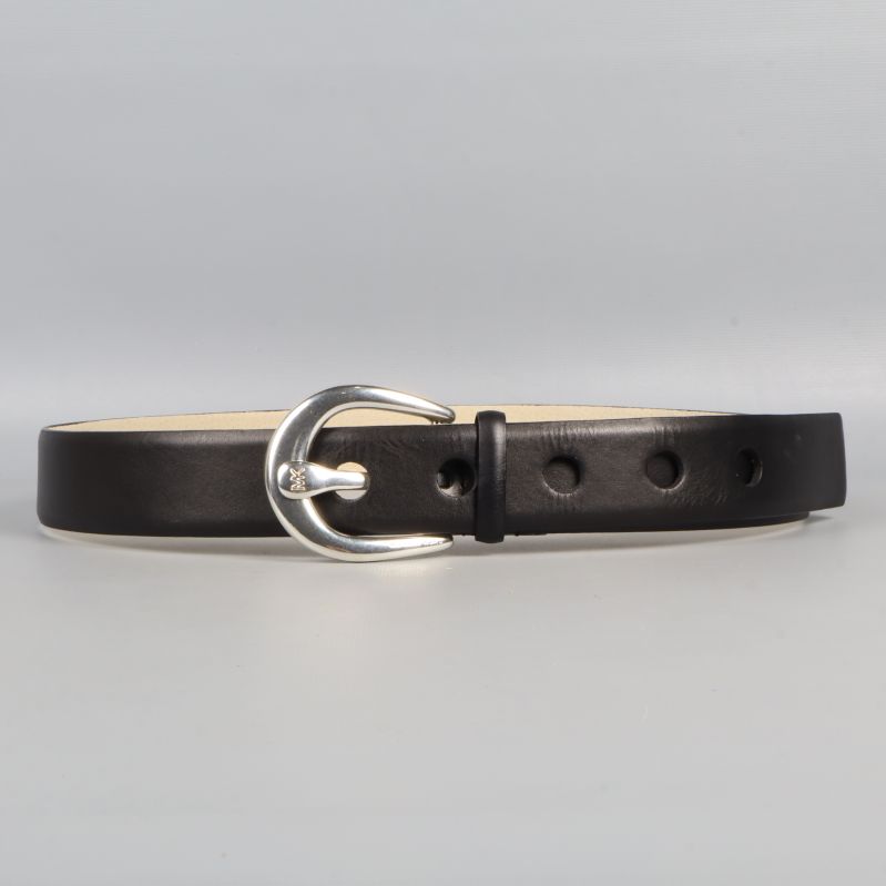 Svart läderbälte med silverfärgat spänne liggande utsträckt