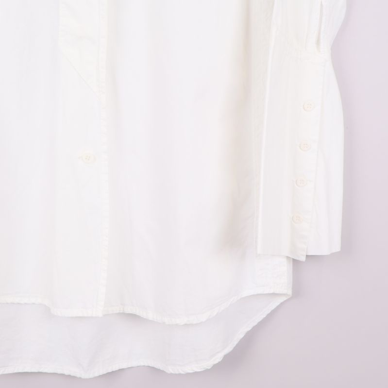 Närbild på skjortans nedre del och ärmslut