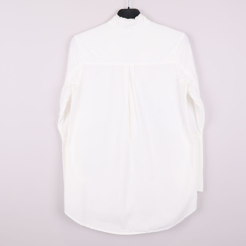 Baksidan av vit långärmad skjorta med veck