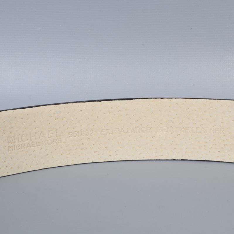 Insidan av bältet med Michael Kors präglat