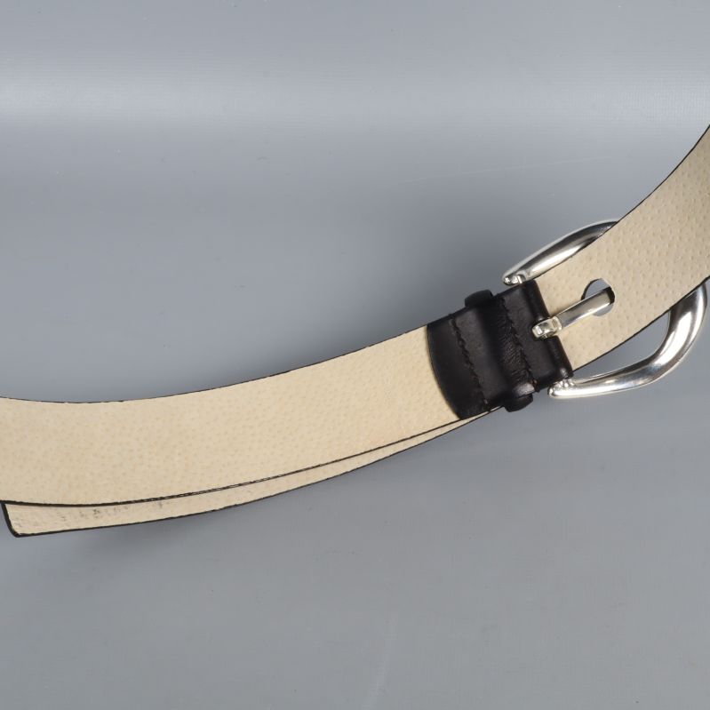 Läderbältets ljusa insida och fäste i närbild