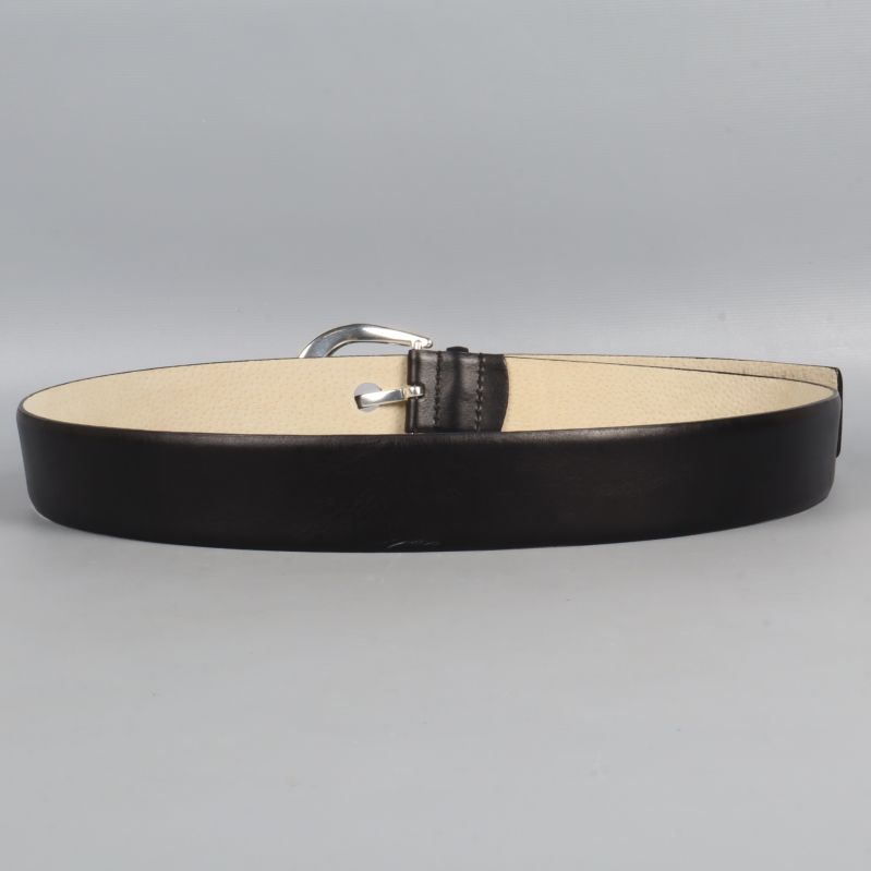 Bältets ovansida i helsvart läder utfläkt