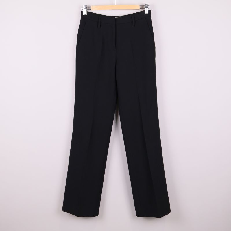 Svart kostymbyxa framifrån mot vit bakgrund