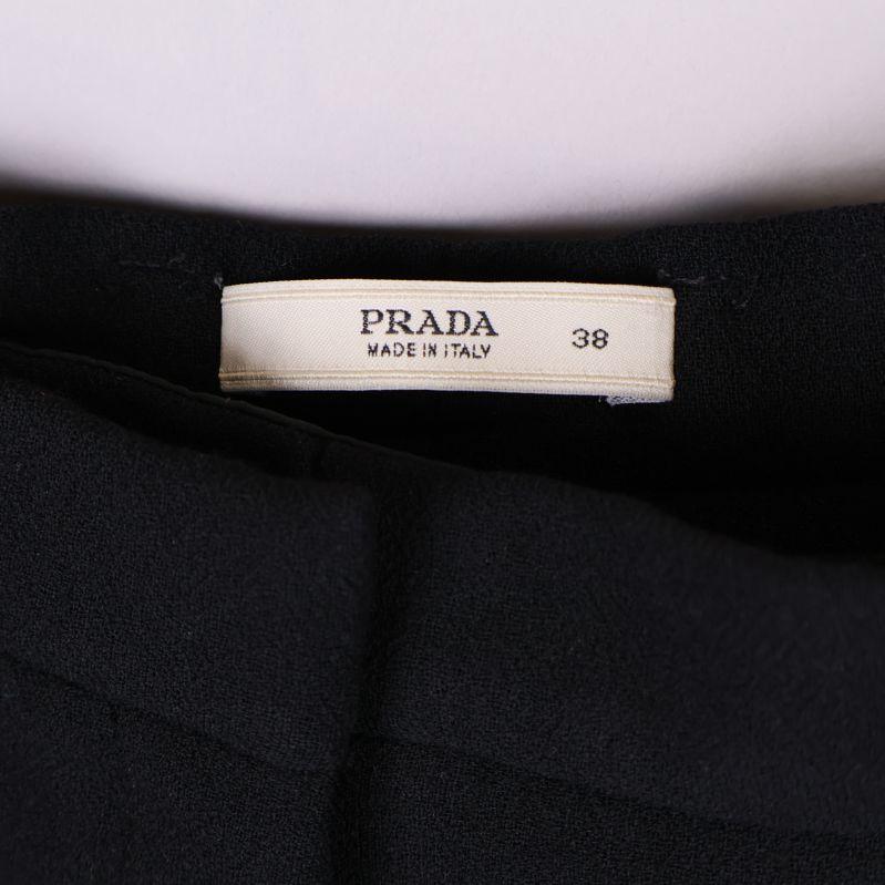 Prada-etikett och storlek 38 i linningen