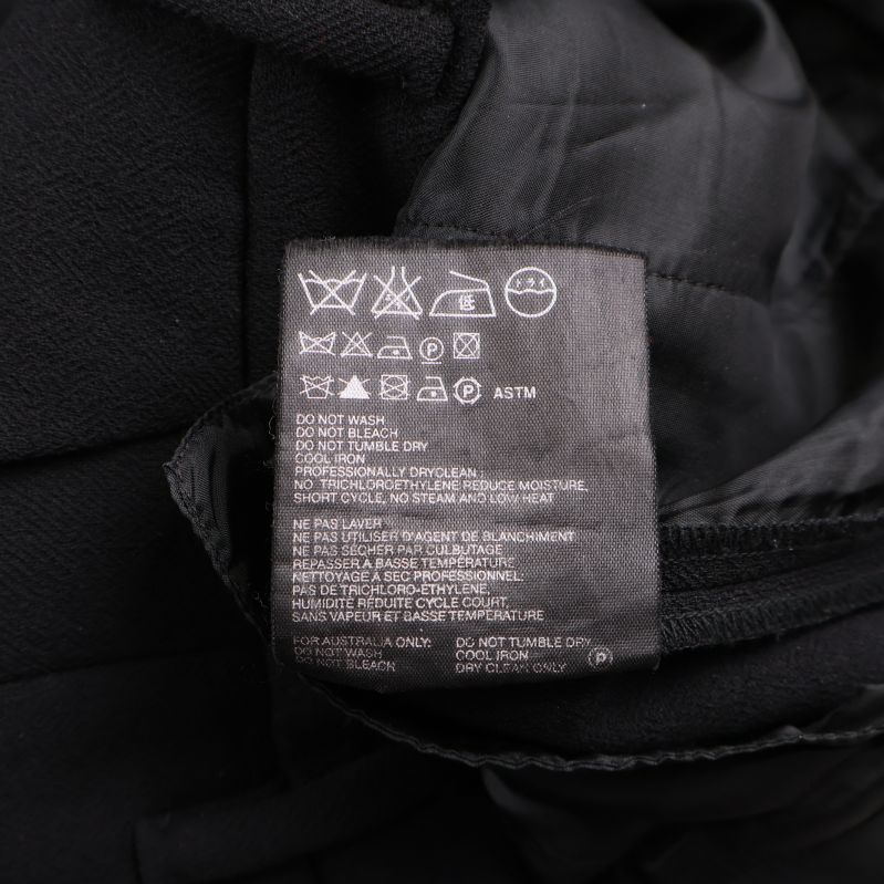 Tvättrådsetikett med skötselråd och symboler