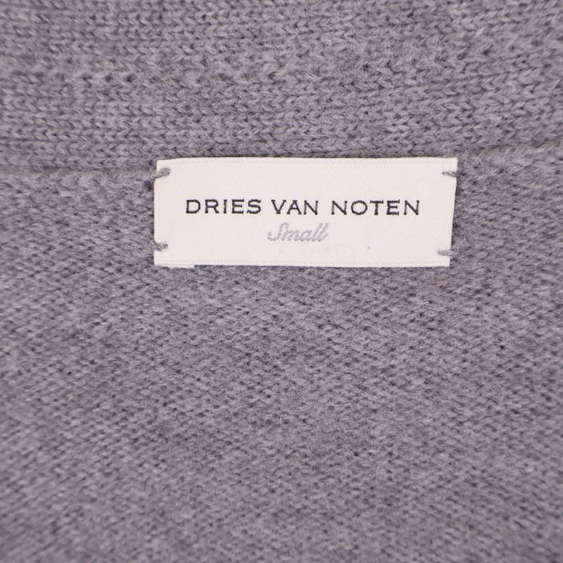 Närbild av Dries Van Noten-etikett i nacken