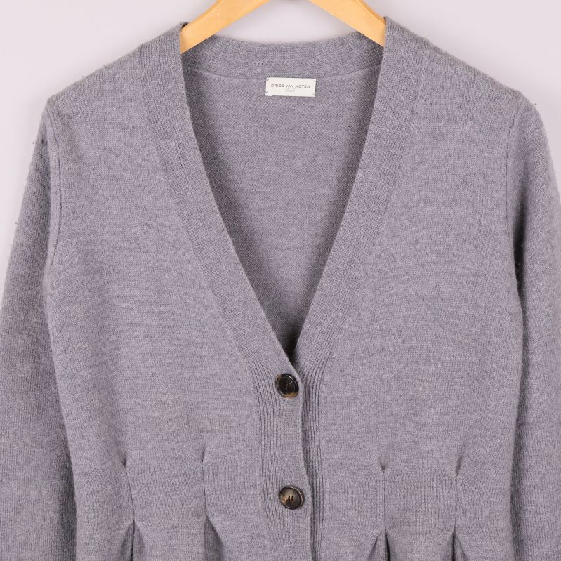V-ringad kofta i grått med knappar i närbild