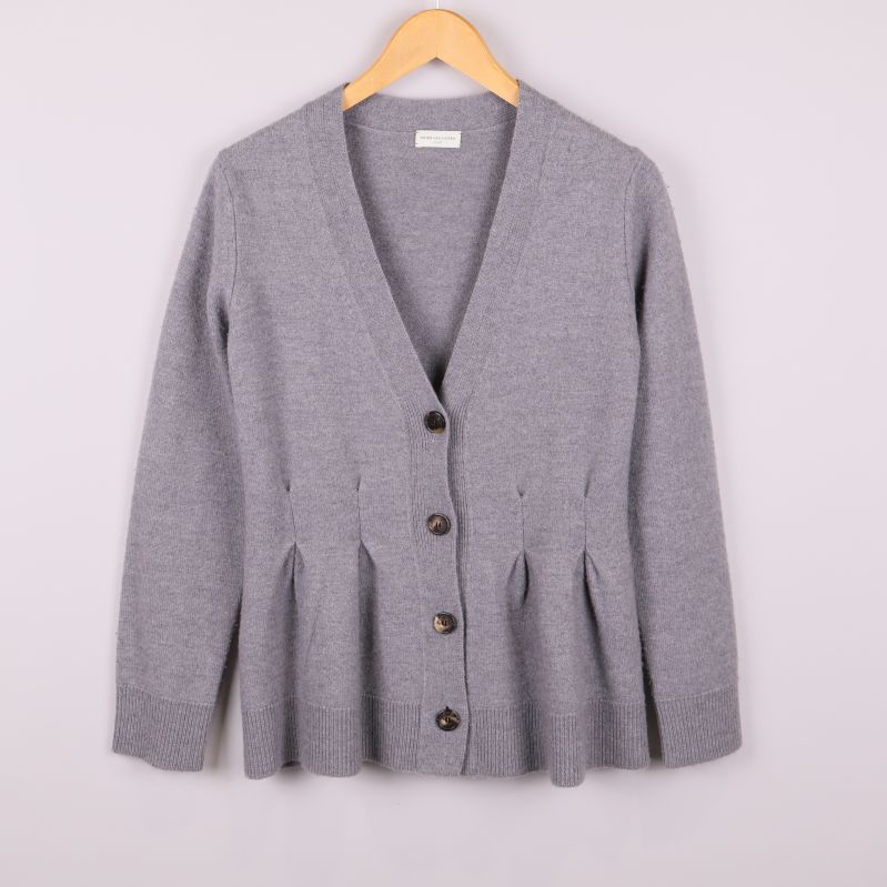 Grå kofta med knappar 