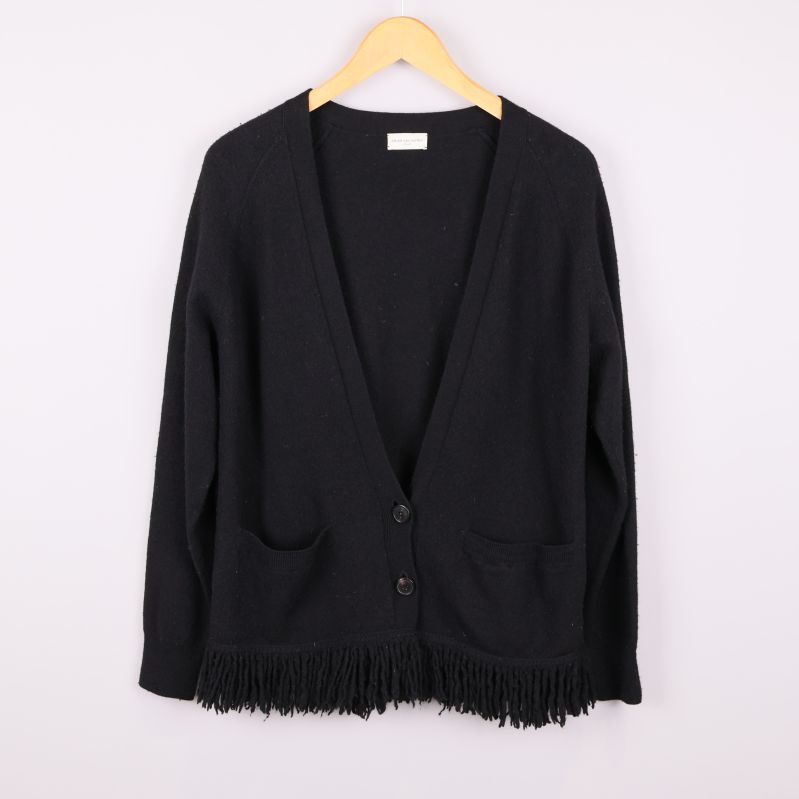 Svart kofta med fransar och två fickor framtill