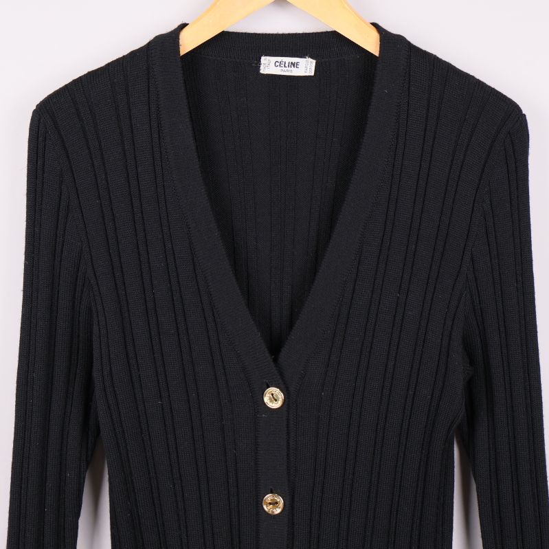 Närbild på koftans överdel och guldknapp