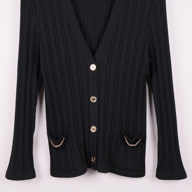 Fickor med guldkedja och nedersta knappar på kofta