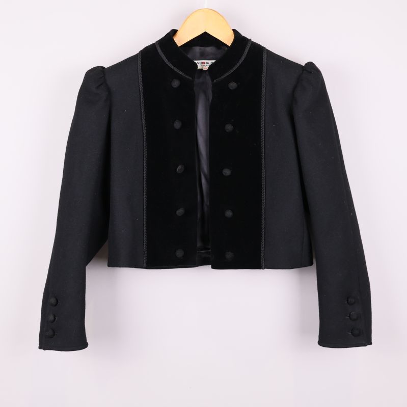 Kort svart bolerojacka med dubbla knappslå