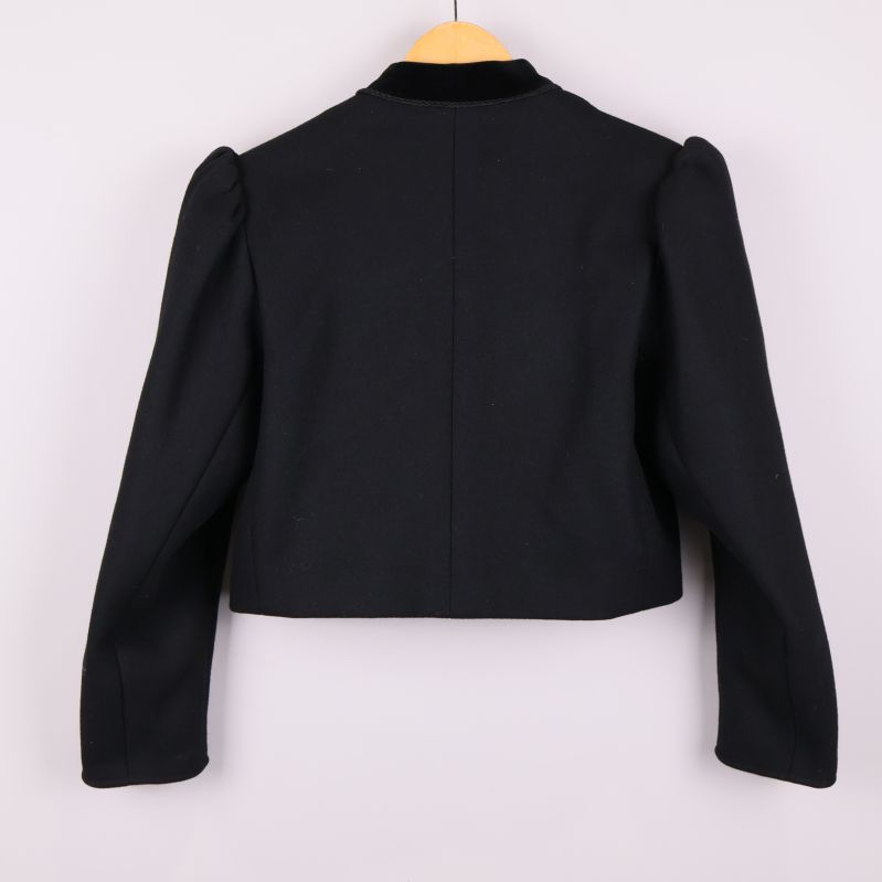 Bolerojackans baksida med markerade axlar