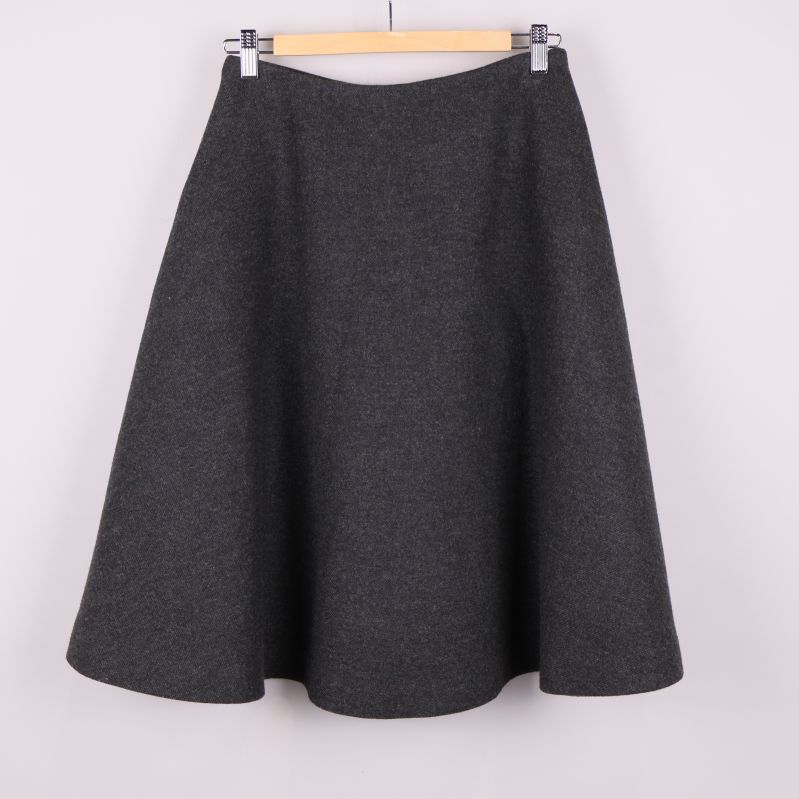 Baksidan av vid grå kjol 