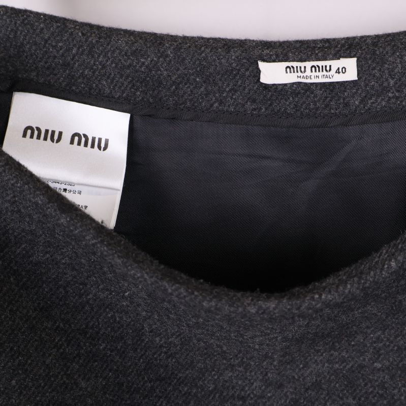 Närbild på Miu Miu och storleksetikett inuti kjol