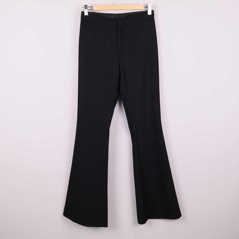 Svart utsvängd byxa