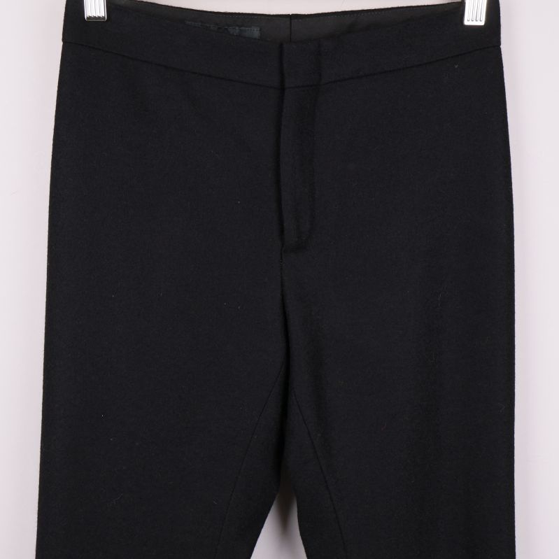 Närbild på midja och stängning av svart byxa