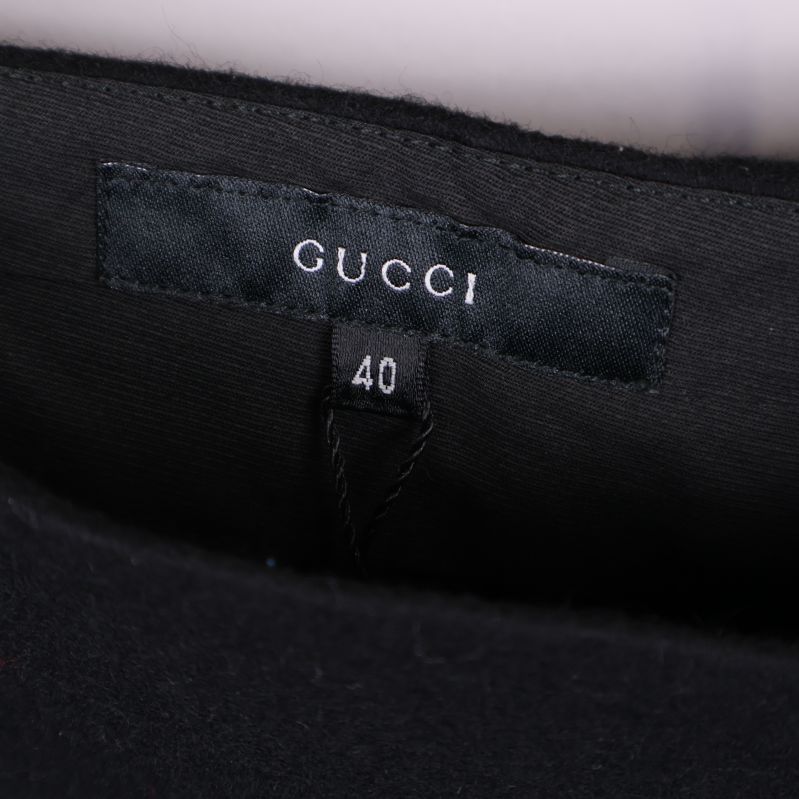 Gucci-logotyp med storleksmärkning 40 på innerlapp