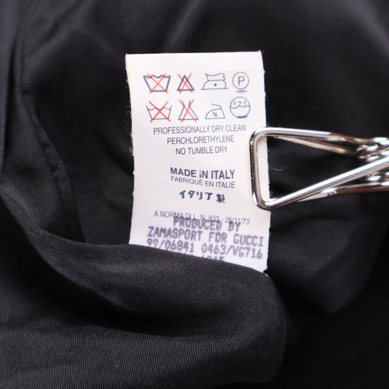 Tvättetikett visar tillverkningsland och tvättråd