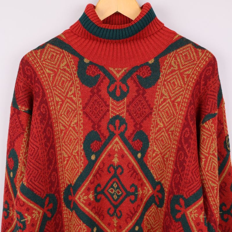 Närbild på hög krage och mönster upptill