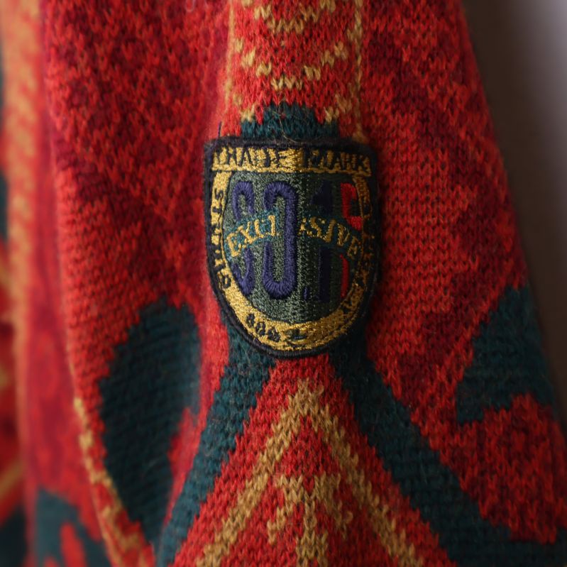 Broderat emblem på ärmen av tröjan