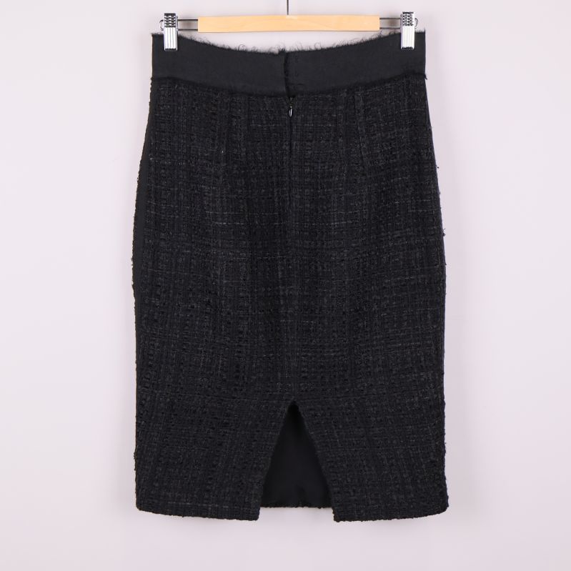 Baksidan på svart kjol med slits och dragkedja