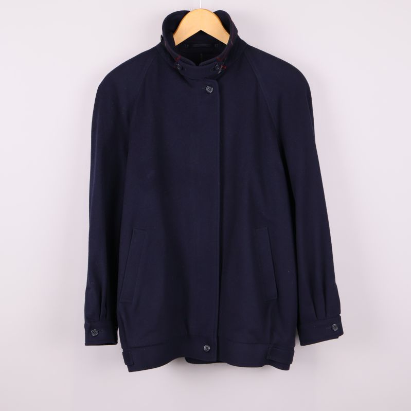 Framsidan av mörkblå jacka 