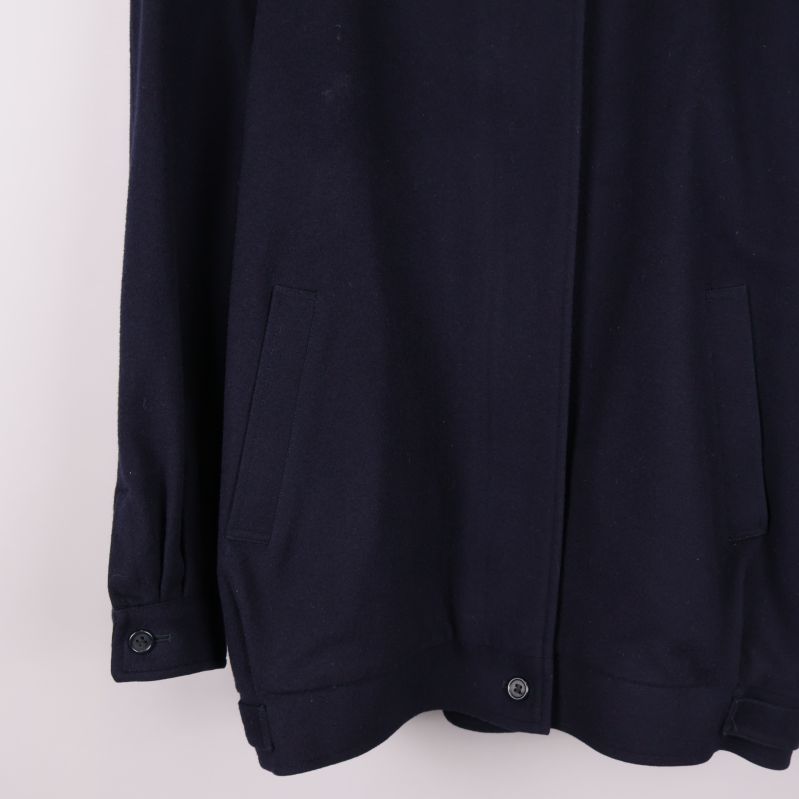 Närbild på nedre front och fickdetaljer på jacka