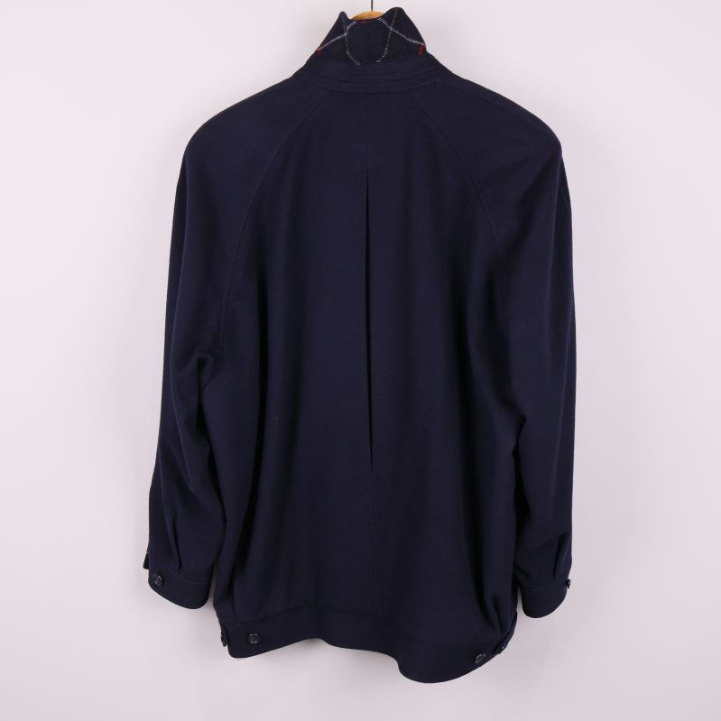 Baksidan av mörkblå jacka med enkel design och sömdetalj