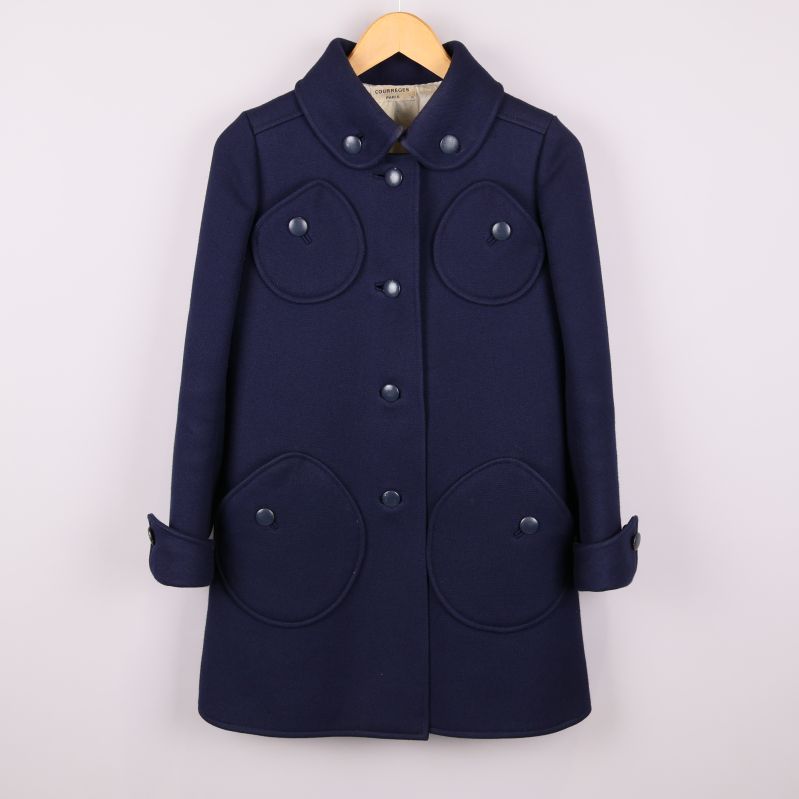 Marinblå kappa med markerade fickor och knappar
