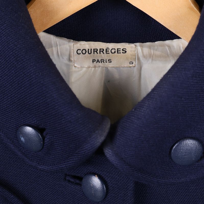 Närbild på Courrèges Paris-märke i kragen