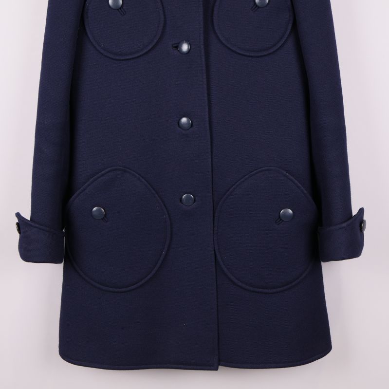 Underdelen av kappan med stora runda fickor