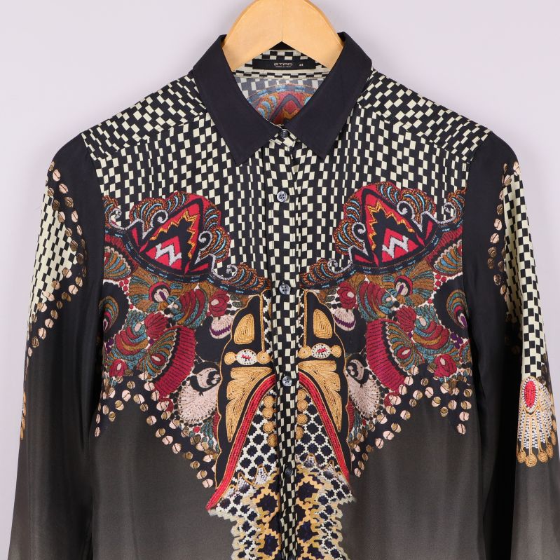 Närbild på överdelen och mönstrade partier av blusen