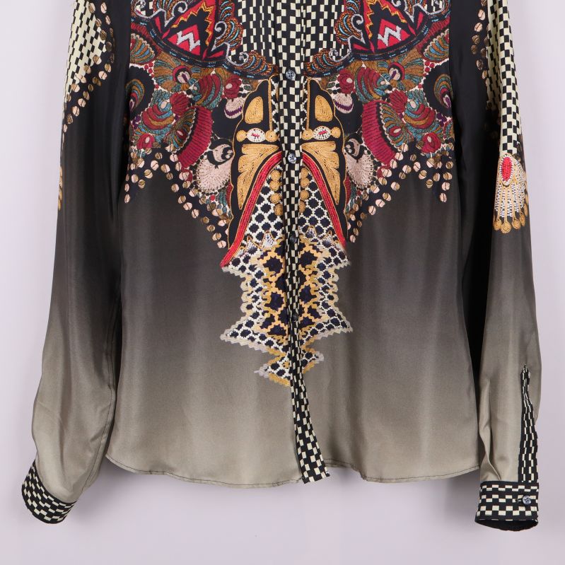 Nederdel av blus med gradvis färgskiftning och grafiska detaljer