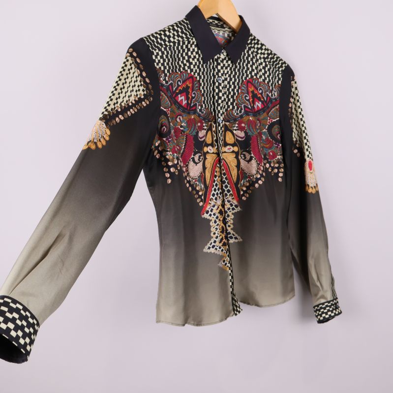 Blus i vinkel med långa ärmar och unika manschetter