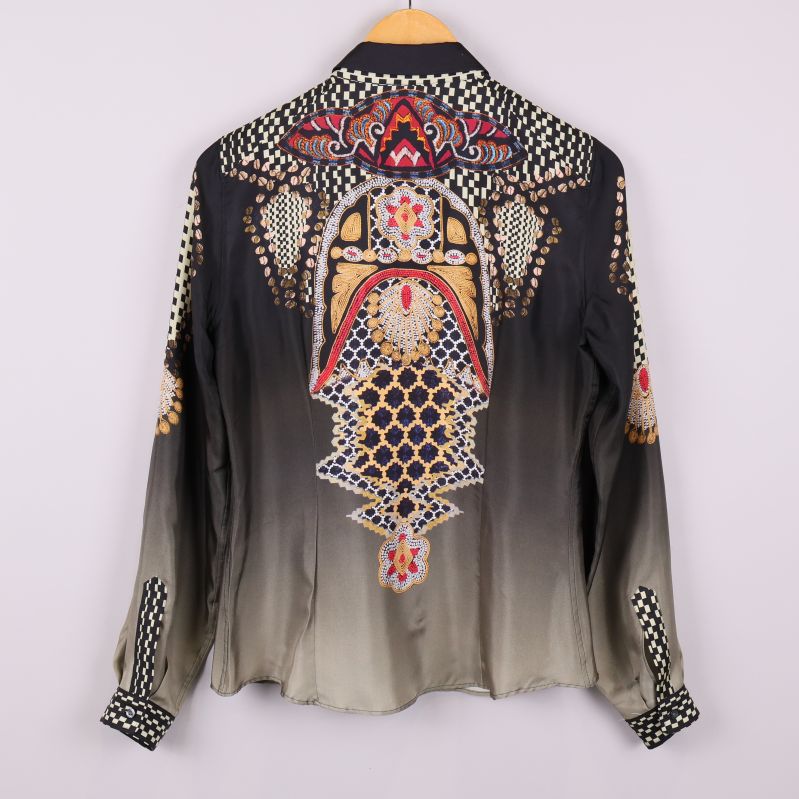 Baksida av blus med avancerat färgat mönster